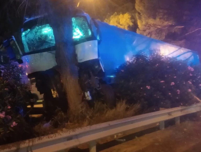 Paura nella notte in viale Regione Siciliana: camion finisce contro albero, ferito il conducente