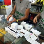 Guardia di finanza: sequestrati oltre 2200 accessori elettronici per la telefonia contraffatti, denunciato un cittadino cinese