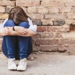 Tredicenne confessa alla professoressa di essere stata abusata dal padre: “Fa come un fidanzato”