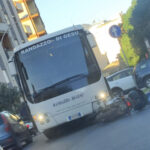 Incidente in via Garibaldi: scontro tra autobus e motocicletta, traffico in tilt FOTO