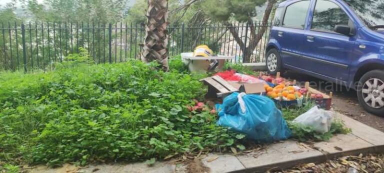 La segnalazione dei lettori: rifiuti ingombranti abbandonati nel centro storico di Termini Imerese FOTO