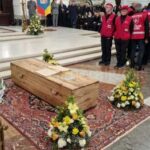 Momenti di emozione e commozione per l'ultimo saluto a Biagio Conte, l'omelia dell'arcivescovo Lorefice FOTO E VIDEO