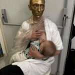 Maggie Maurer: la modella col viso d’oro che allatta nel backstage FOTO