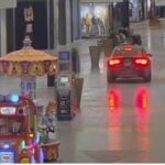 Folle corsa: ladri attraversano l’intero centro commerciale in auto il mirabolante VIDEO