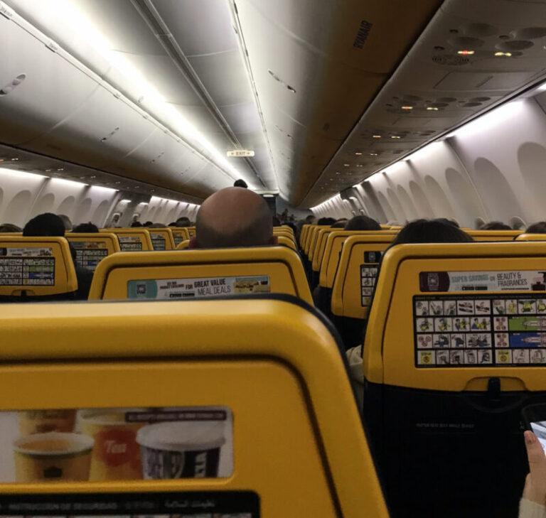 Passeggero colto da malore in volo sulla rotta Venezia-Palermo: aereo dirottato a Napoli