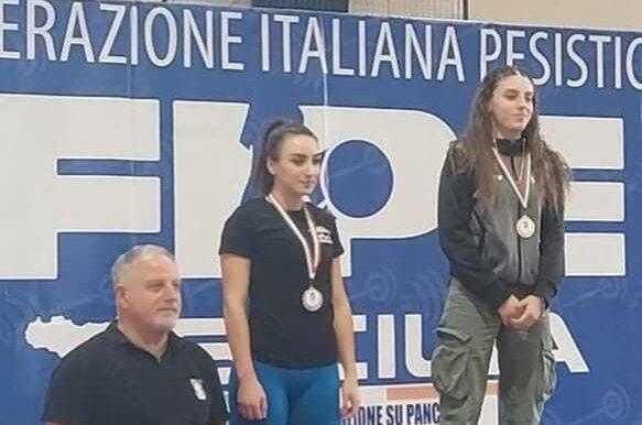 L’atleta termitana Maria Polito conquista la medaglia d’oro alla Coppa Italia sollevamento pesi su panca FOTO