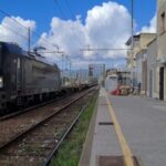 Tragedia alla stazione di Cerda: giovani fuggono da una comunità e vengono travolti da un treno, uno è morto, l’altro è grave