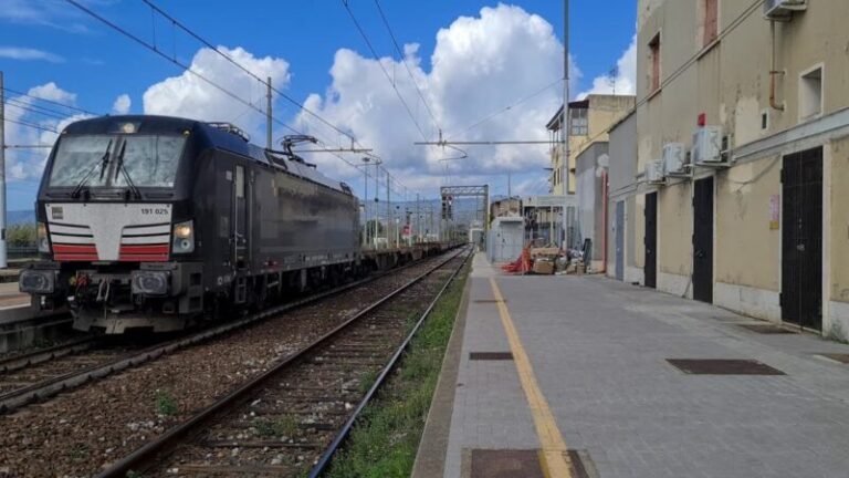 Tragedia alla stazione di Cerda: giovani fuggono da una comunità e vengono travolti da un treno, uno è morto, l’altro è grave