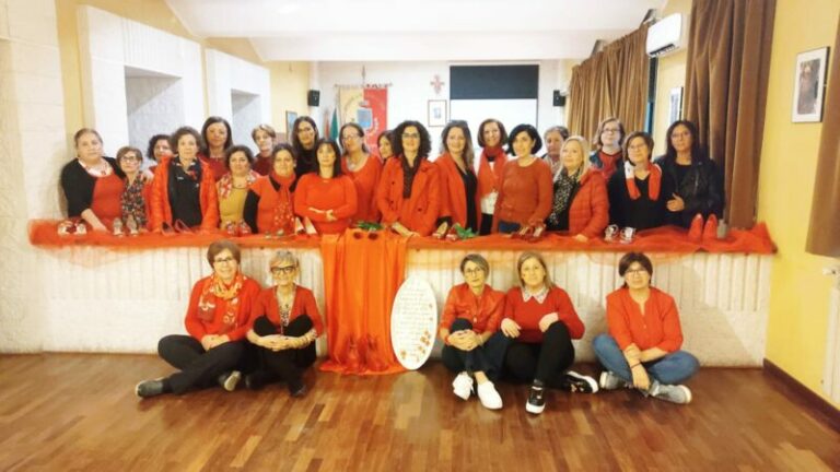 Alcara li Fusi: dipendenti comunali e assessore alle pari opportunità vestite di rosso contro la violenza