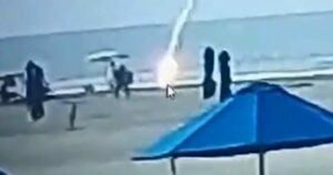 Giovane donna folgorata da un fulmine sulla spiaggia IL VIDEO