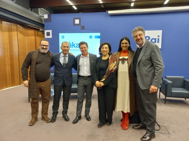 Foto-cast-Makari-con-dirigente-Antinoro-e-responsabile-Film-commission-Tarantino.jpeg