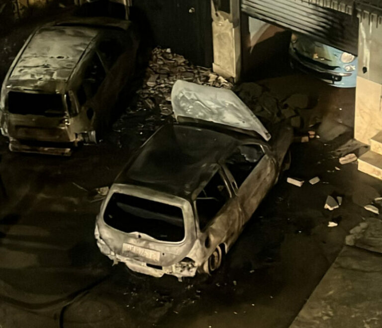 Momenti di paura nella notte a Caccamo: auto mandate in fiamme da un giovane