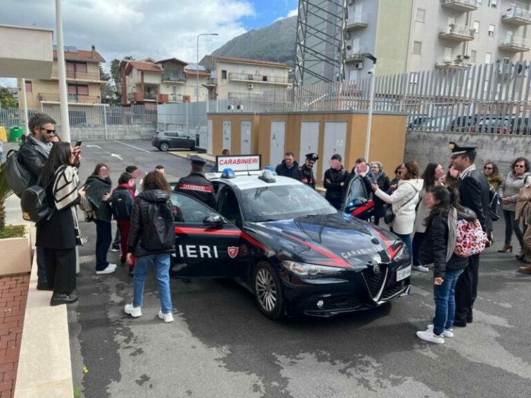 Cultura della legalità in provincia di Palermo: incontro in caserma con gli studenti