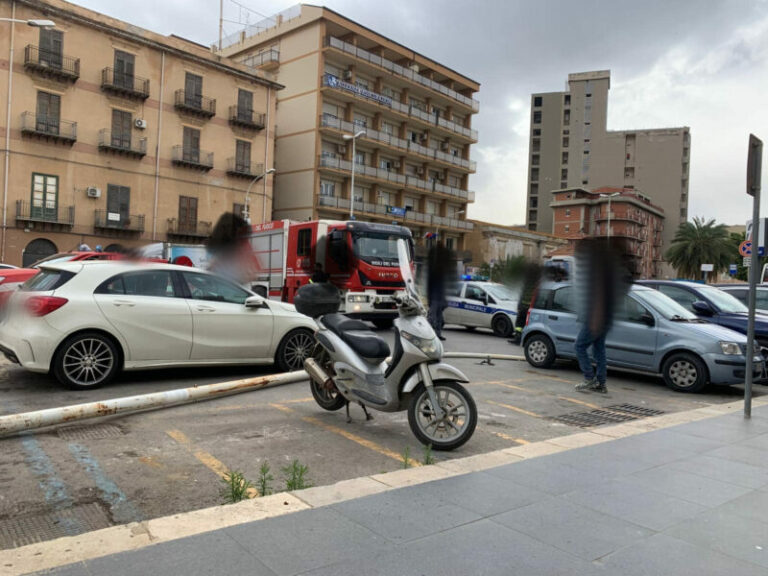 Termini Imerese: palo cade su un’autovettura in piazza Europa