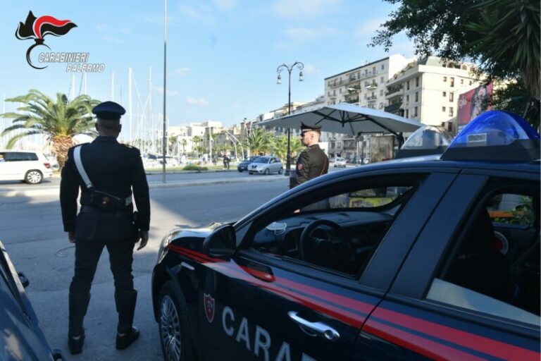 Palermo: in casa con droga, armi e oggetti rubati, in manette un ventitreenne