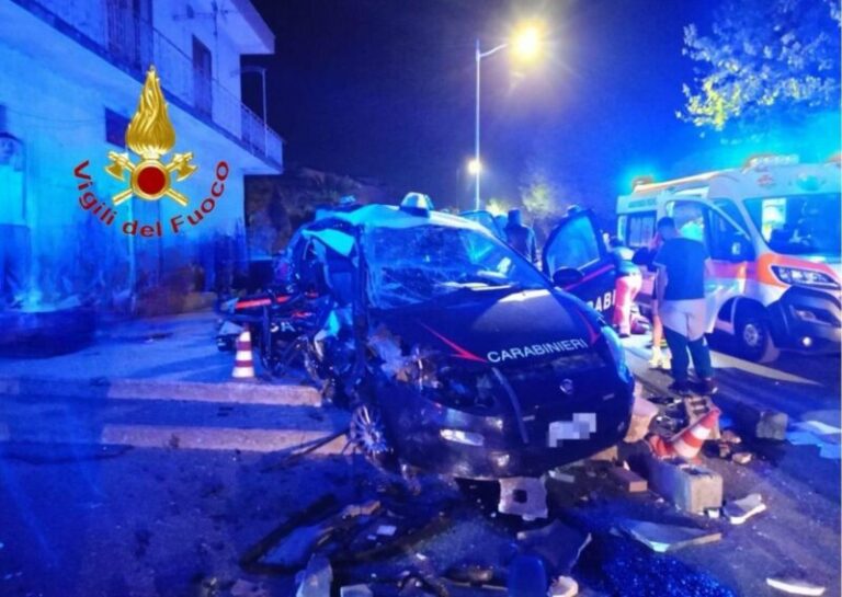 Terribile incidente: due giovani carabinieri hanno perso la vita, quattro i feriti