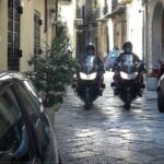 Non si ferma all’Alt, spacca lo scooter sequestrato e insulta i carabinieri: nei guai marito e moglie