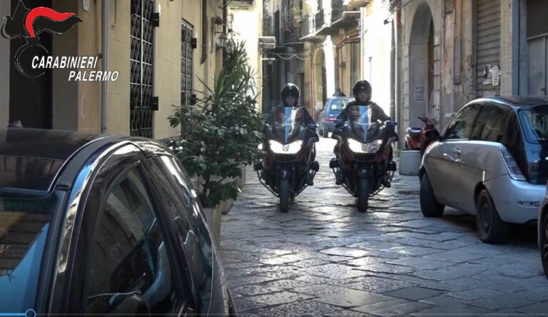 Non si ferma all’Alt, spacca lo scooter sequestrato e insulta i carabinieri: nei guai marito e moglie